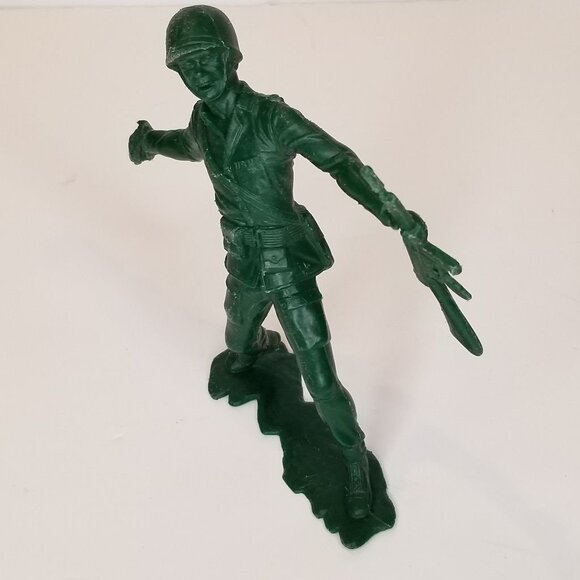 1964 Louis Marx Toy Green Army Soldiers Large 5"-6" with Guns Lot Of 4 - Picture 9 of 11